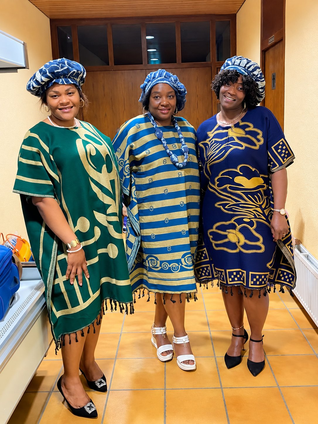 Trois membres en robes toghu colorées