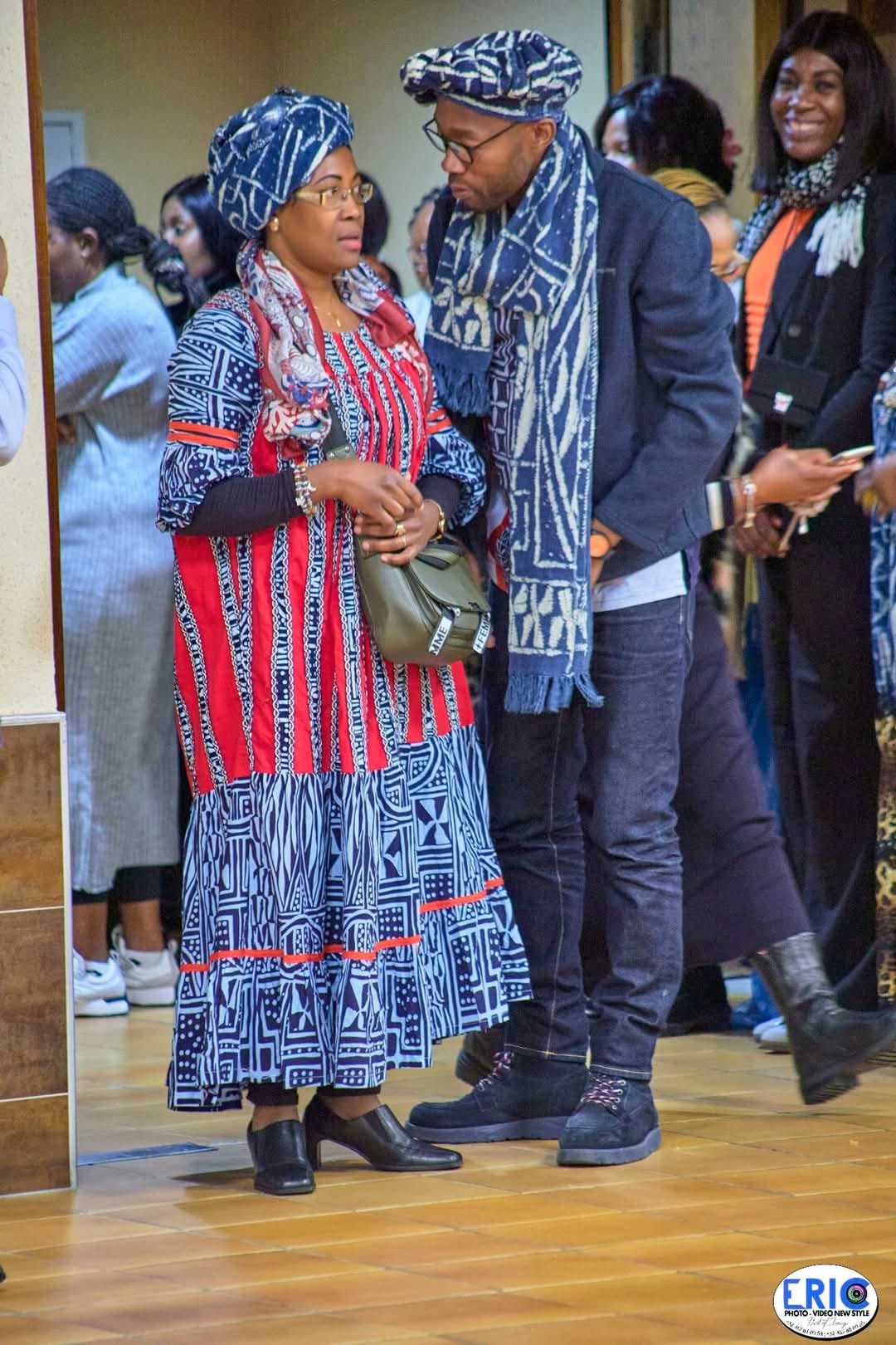 Un couple en tenues traditionnelles toghu lors de la soirée