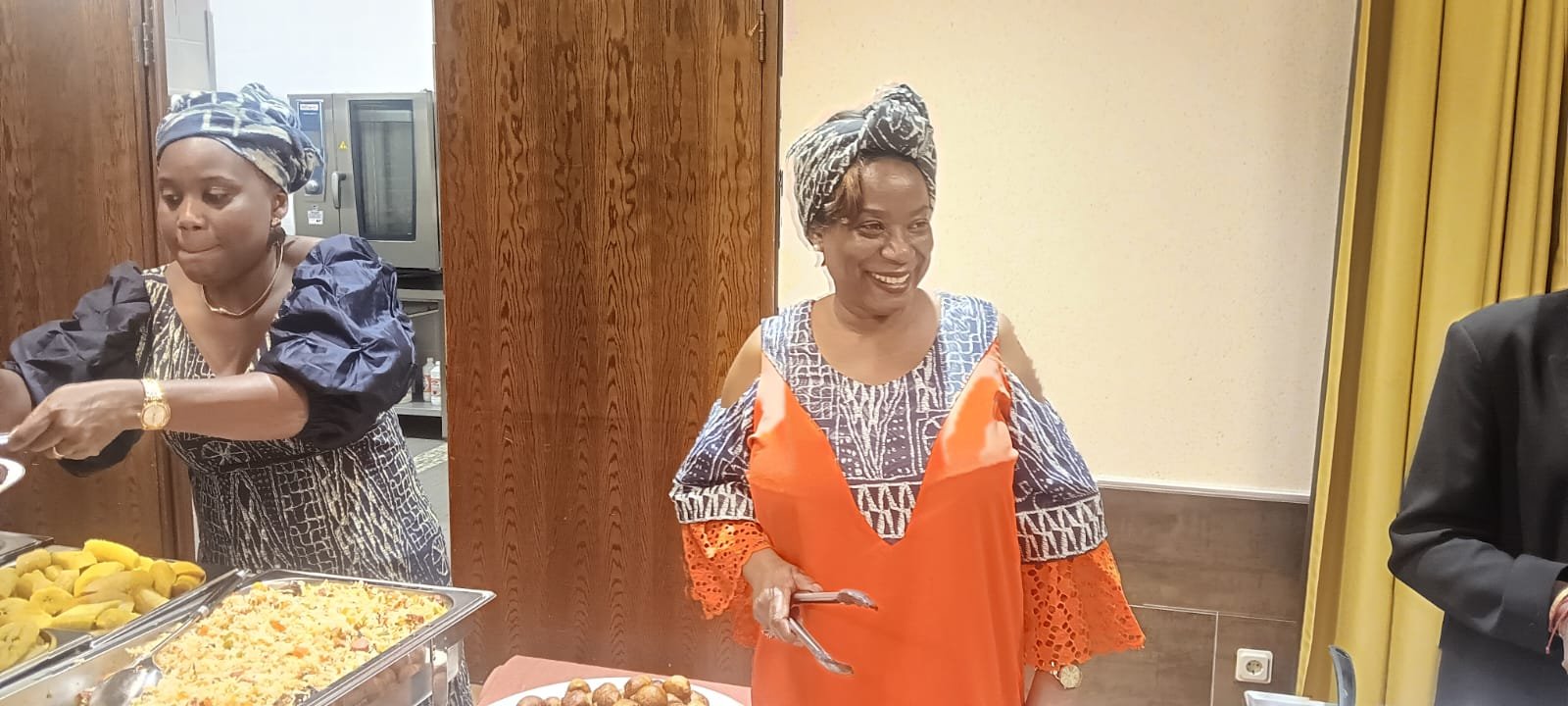 Membres de l'association autour du buffet