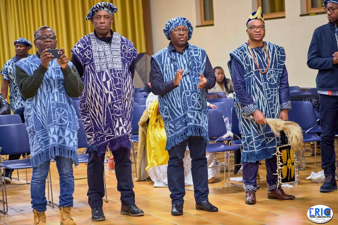 Groupe de membres en tenues traditionnelles ndop lors de la soirée culturelle 2024