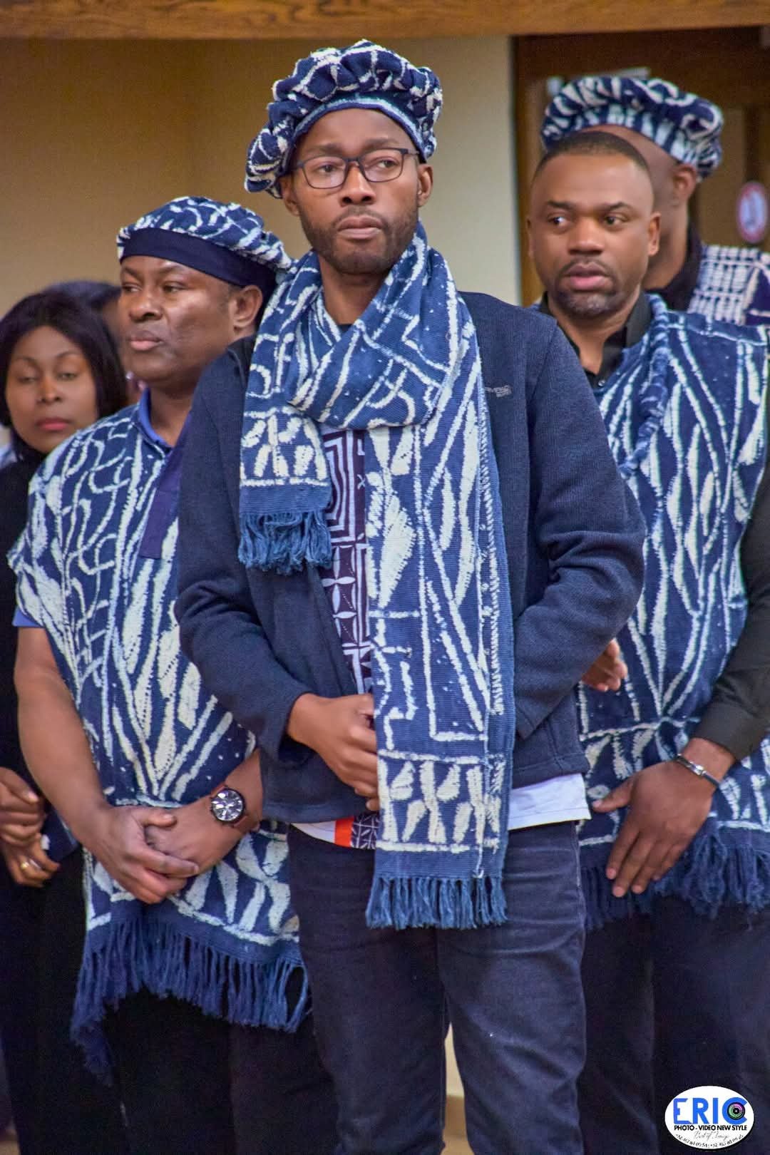 Des membres de l'association en tenues et écharpes lors de la soirée