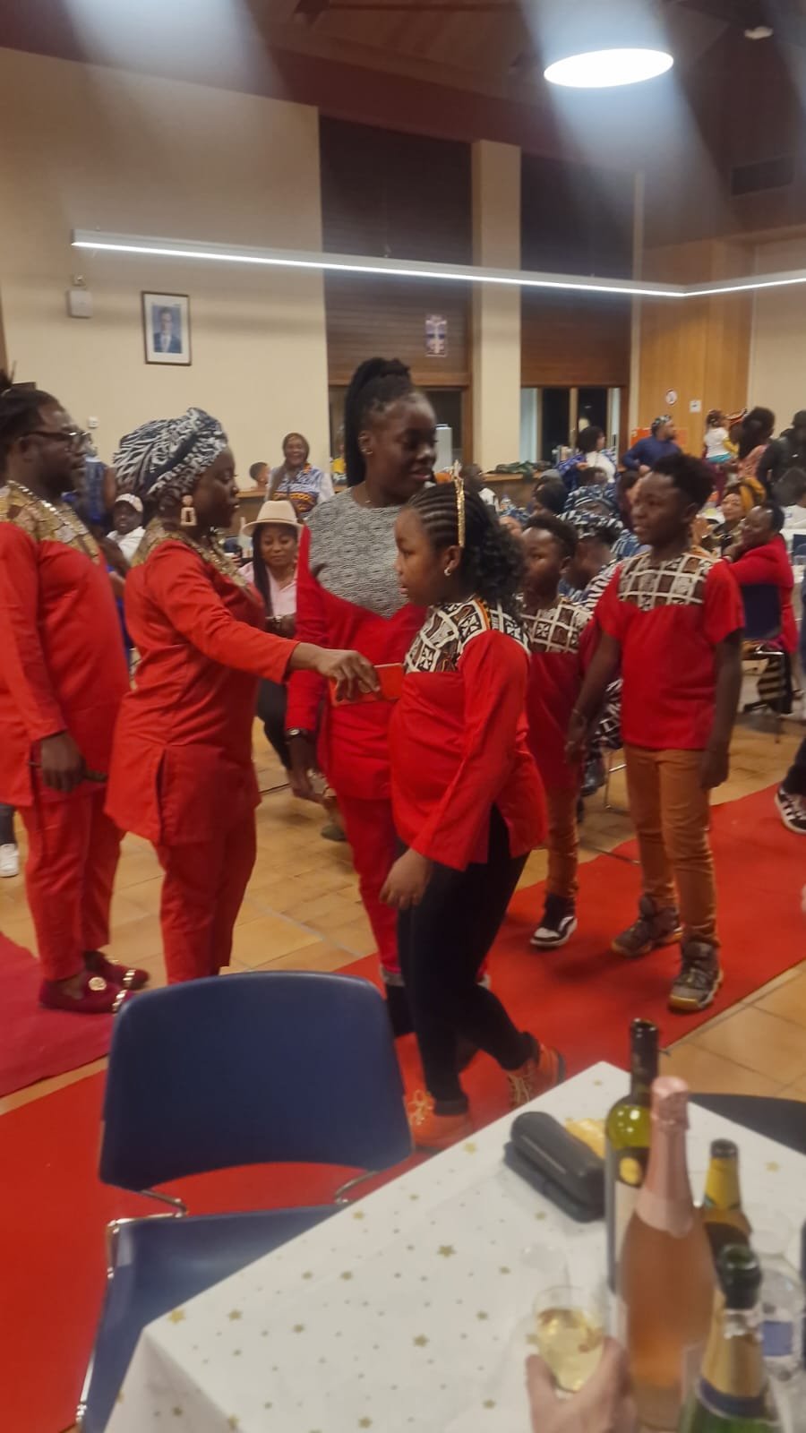 Familles et enfants en tenues rouges lors de la soirée