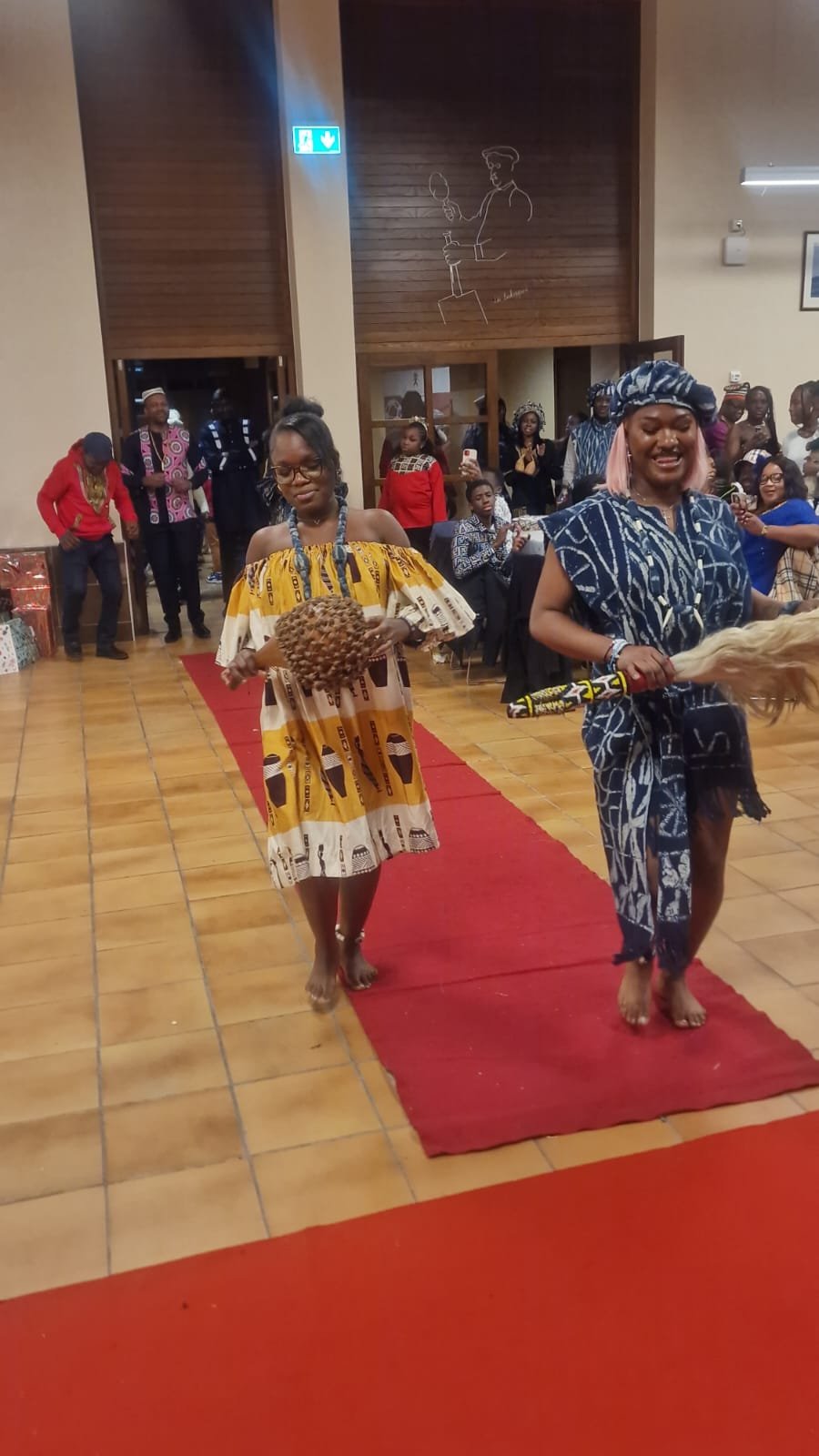 Danseuses avec calebasses lors de la soirée culturelle 2024